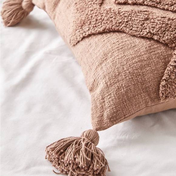 UO diamond tufted throw pillow - Picture 5 of 6